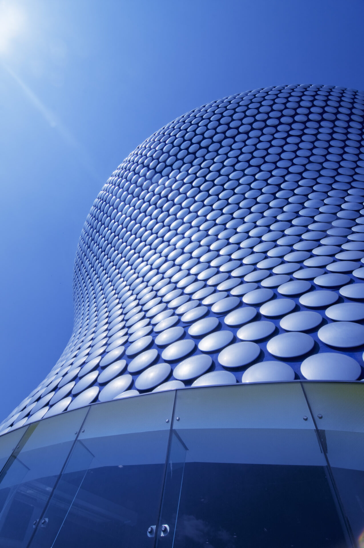 Modern,Sleek,Iconic,Architecture,Of,Giant,Store,Exterior,In,Birmingham,england
